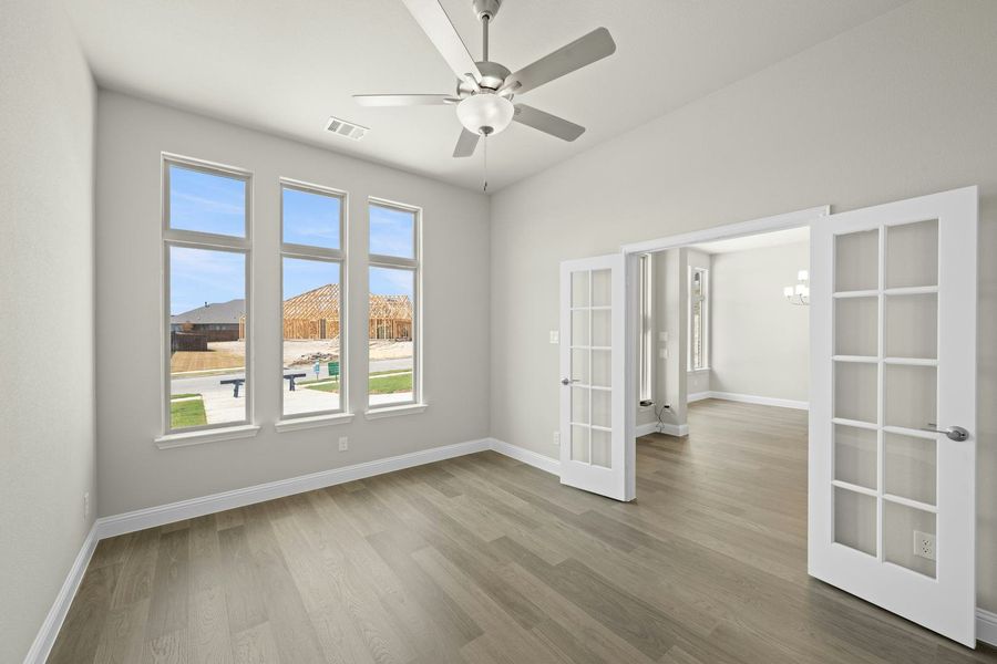 Spacious, unfurnished interior of a new home in Kentsdale Farms, DeSoto (Image 19).
