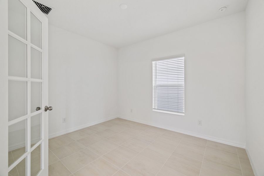 Spacious, unfurnished interior of a new home in Preservation Pointe, Davenport (Image 9).