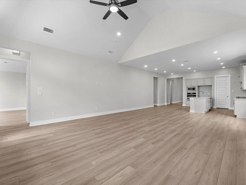 Spacious, unfurnished interior of a new home in Tompkins Reserve, Katy (Image 15).