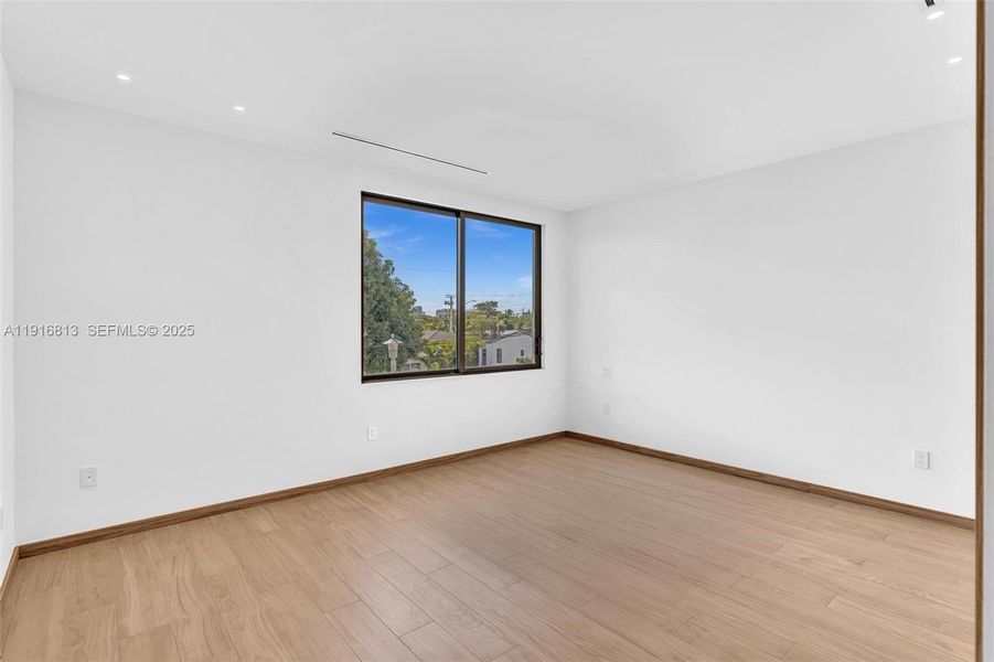 Spacious, unfurnished interior of a new home in , Miami (Image 59).