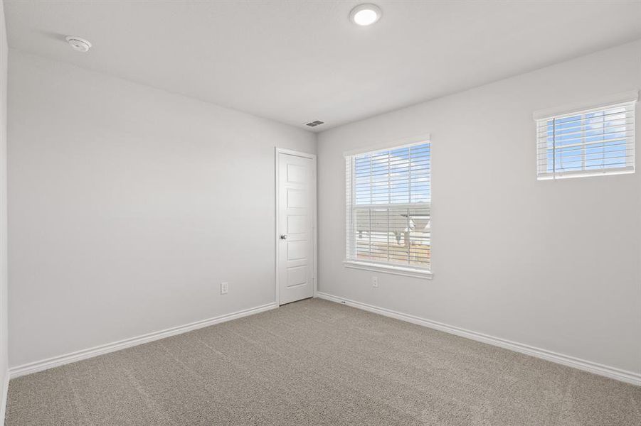 Spacious, unfurnished interior of a new home in Sycamore Landing, Fort Worth (Image 15).