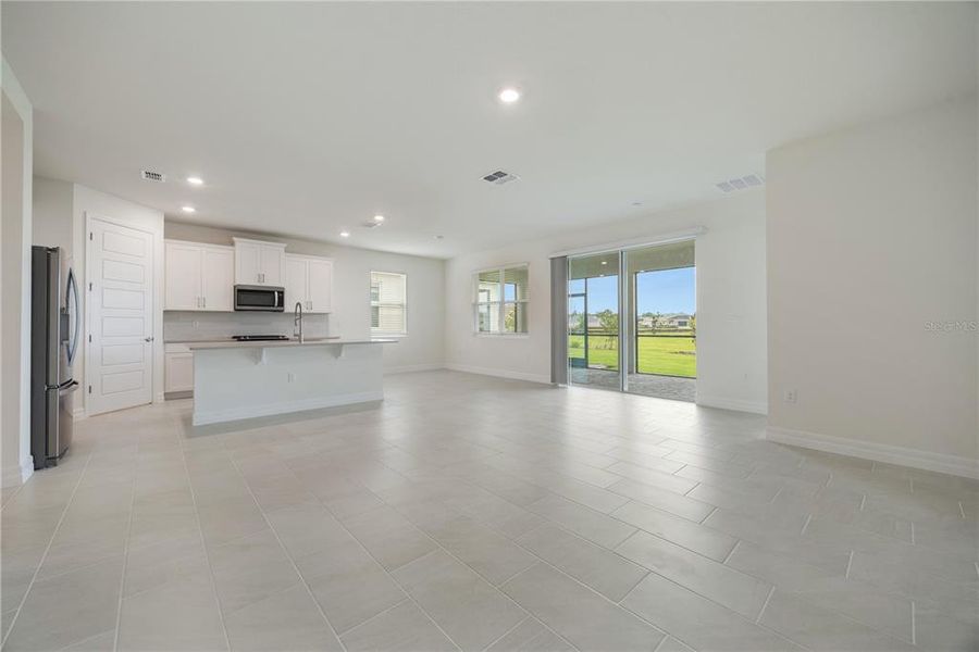 Spacious, unfurnished interior of a new home in Lakes of Mount Dora, Mount Dora (Image 29).