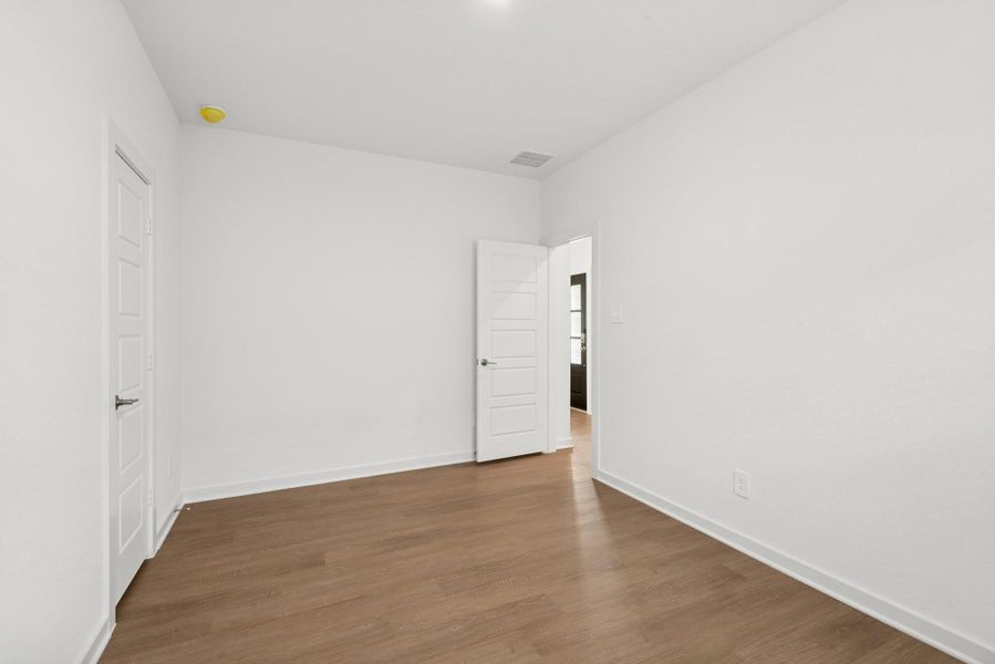 Spacious, unfurnished interior of a new home in Lone Star Landing, Montgomery (Image 35).