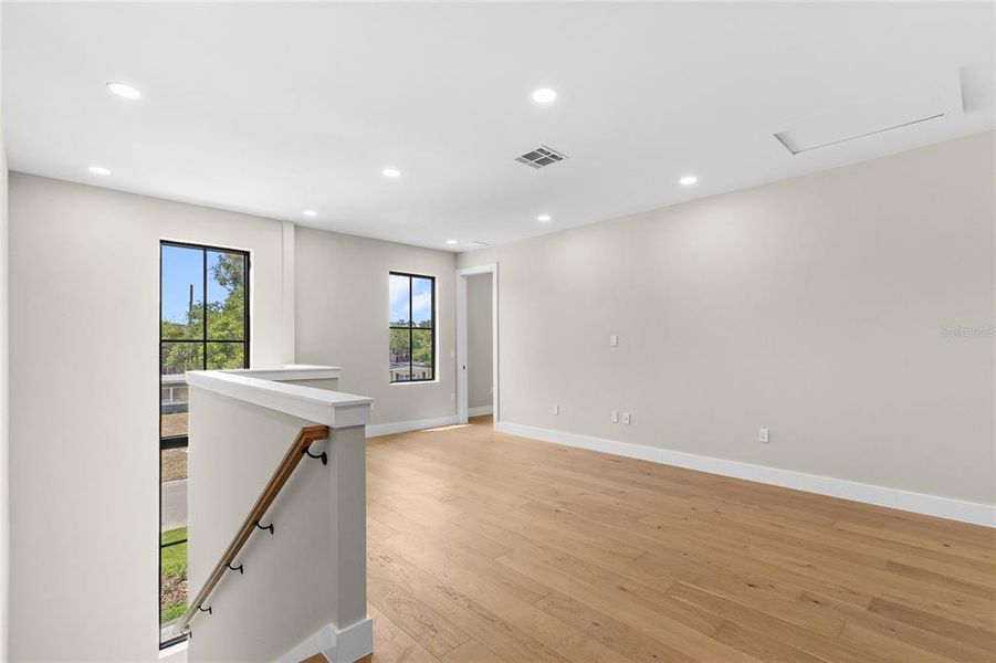 Spacious, unfurnished interior of a new home in , Orlando (Image 27).
