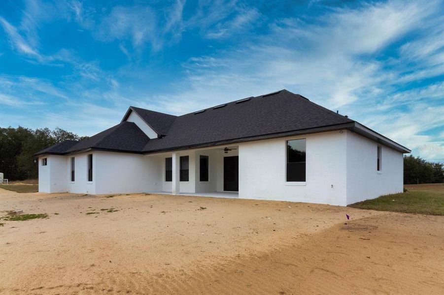 Exterior details and patio area of a home in , Umatilla (Image 4).