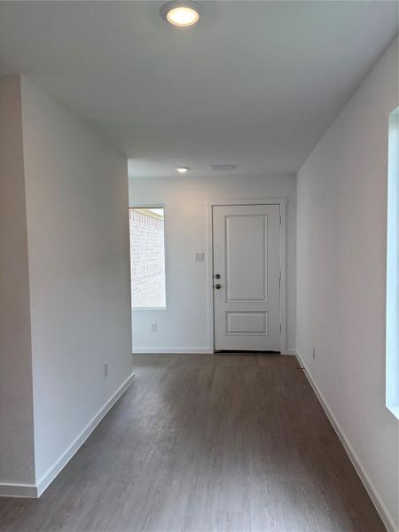Spacious, unfurnished interior of a new home in Binford Creek, Waller (Image 32).