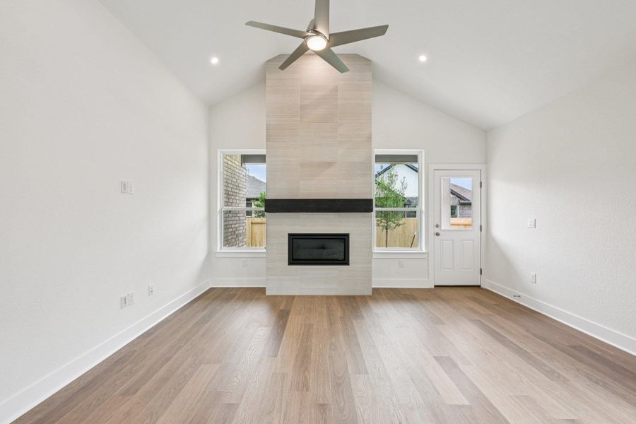 Spacious, unfurnished interior of a new home in Persimmon, Buda (Image 28).