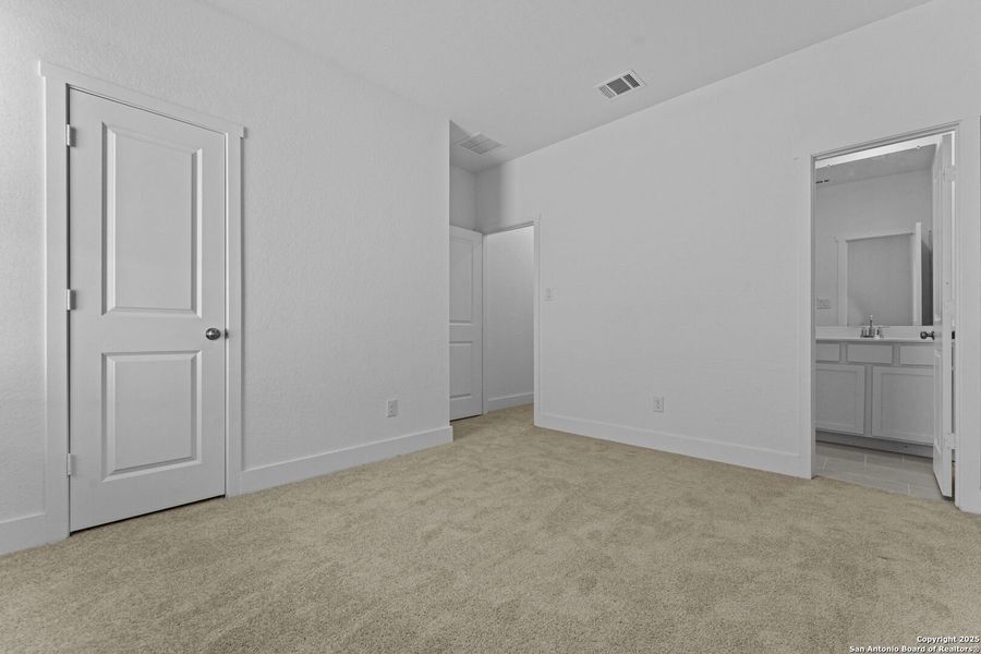 Spacious, unfurnished interior of a new home in , New Braunfels (Image 23).