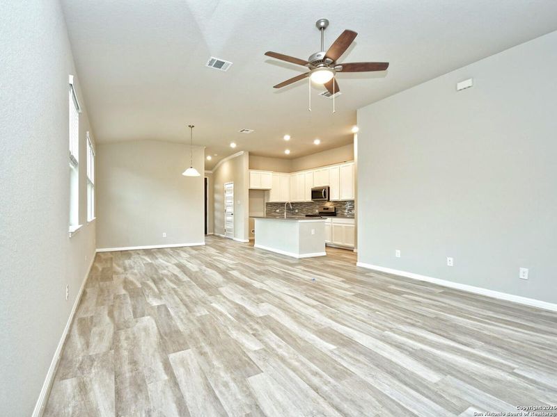 Spacious, unfurnished interior of a new home in Sagebrooke - Premier Series, San Antonio (Image 9).