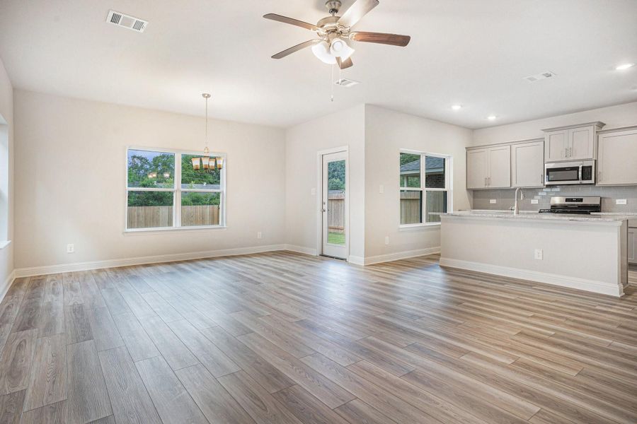 Spacious, unfurnished interior of a new home in Bayou Maison, Dickinson (Image 12).