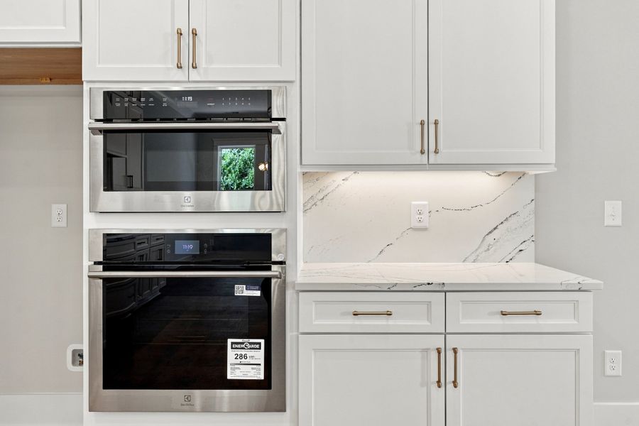 Representative interior finishes for a home built from the The Emerson by RobuckHomes in Stonehenge, Raleigh (Image 159).