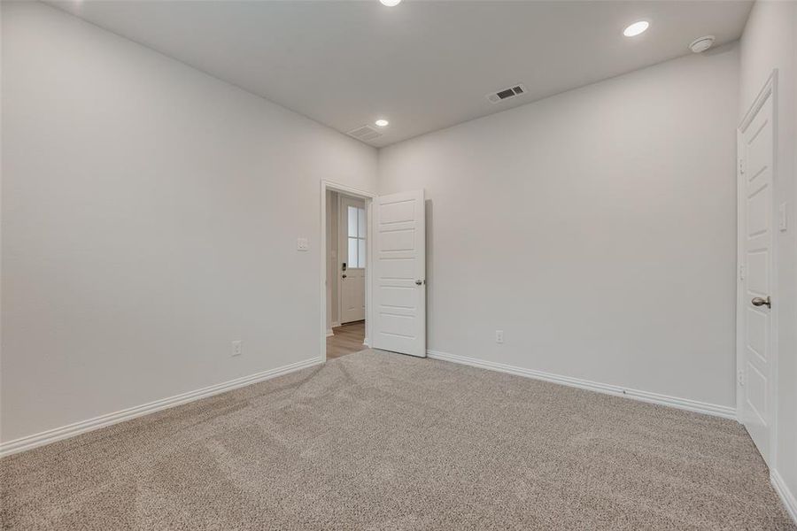 Spacious, unfurnished interior of a new home in Villages of Hurricane Creek, Anna (Image 11).