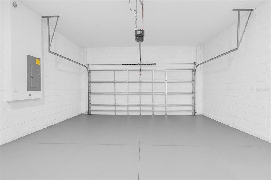 Spacious, unfurnished interior of a new home in , Citrus Springs (Image 43).