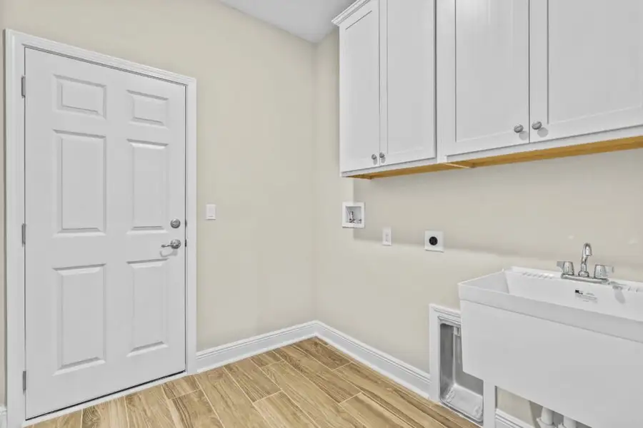 Furnished interior view inside a new home in Lake Merial, Panama City (Image 4).