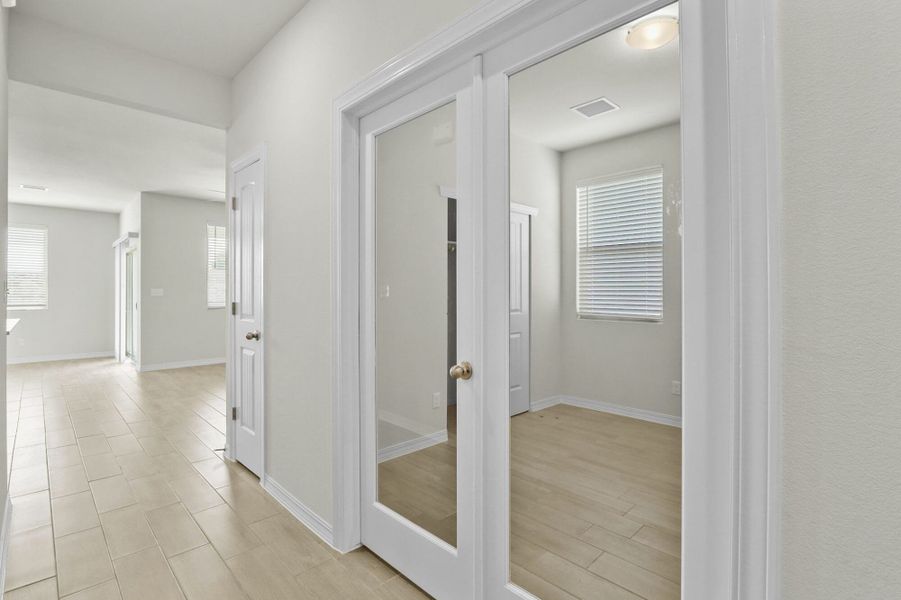 Spacious, unfurnished interior of a new home in Campo Del Sol, El Paso (Image 14).