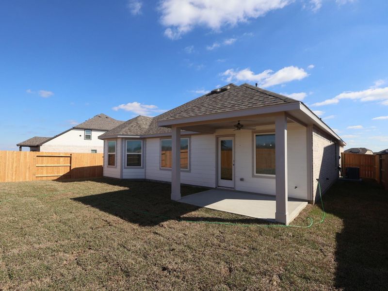 Exterior details and patio area of a home in Lago Mar, Santa Fe (Image 3).