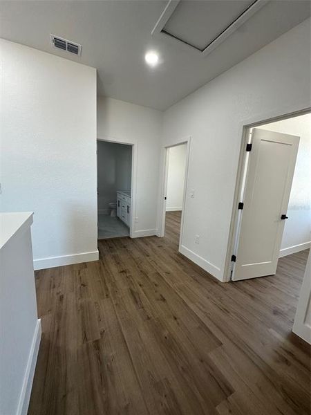 Spacious, unfurnished interior of a new home in , Tampa (Image 11).