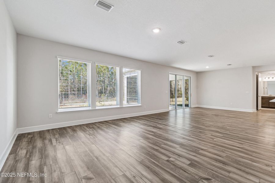 Spacious, unfurnished interior of a new home in Tributary 70', Yulee (Image 16).