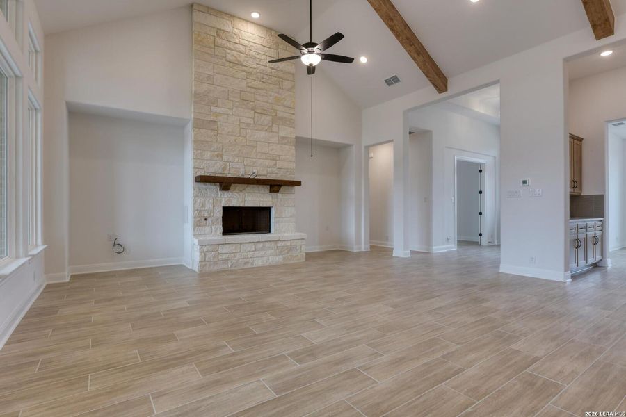 Spacious, unfurnished interior of a new home in Waldsanger, New Braunfels (Image 10).