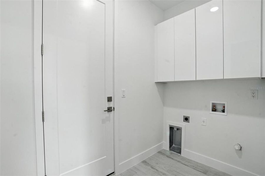 Spacious, unfurnished interior of a new home in , Port Charlotte (Image 41).