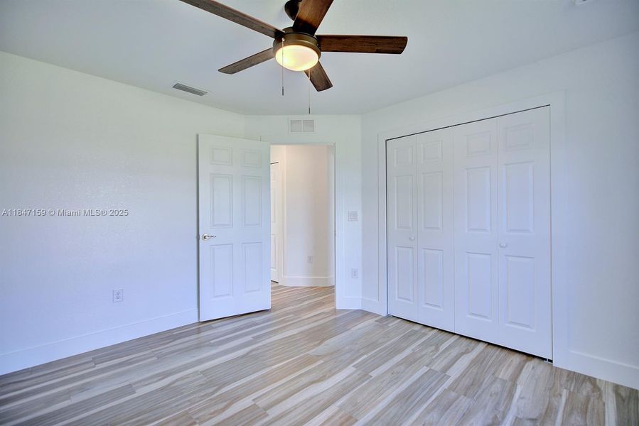 Spacious, unfurnished interior of a new home in , Sebring (Image 28).
