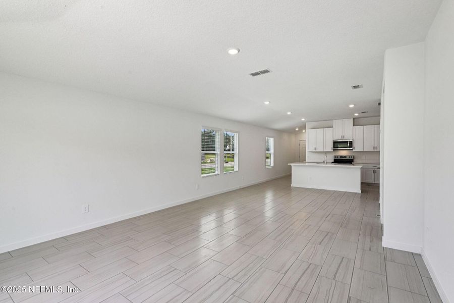 Spacious, unfurnished interior of a new home in , Jacksonville (Image 11).