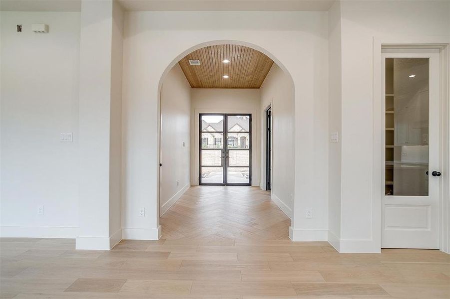 Spacious, unfurnished interior of a new home in , Lipan (Image 39).