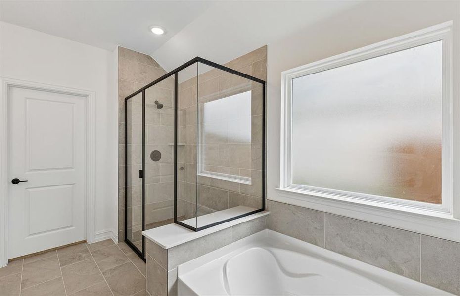 Owners bath with separate tub and shower Owners bath with separate tub and shower