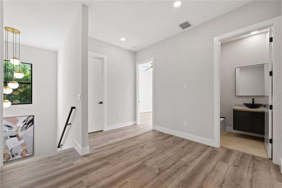 Spacious, unfurnished interior of a new home in , Tampa (Image 26).