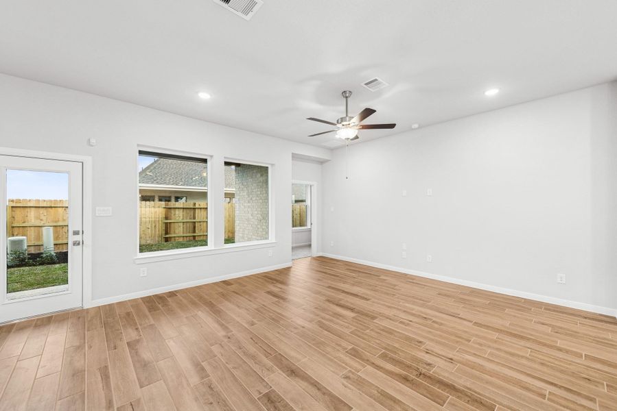 Spacious, unfurnished interior of a new home in The Grand Prairie 50’, Hockley (Image 21).