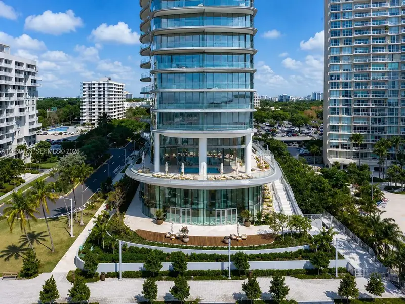 Condo located in Miami, FL showcasing its design and architecture (Image 3).