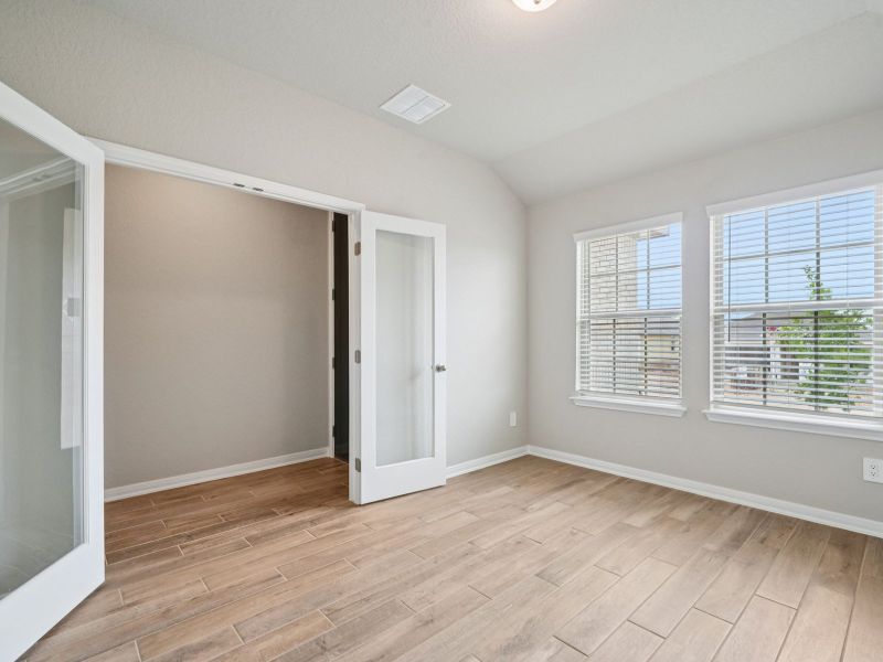 Spacious, unfurnished interior of a new home in Comanche Ridge, San Antonio (Image 16).