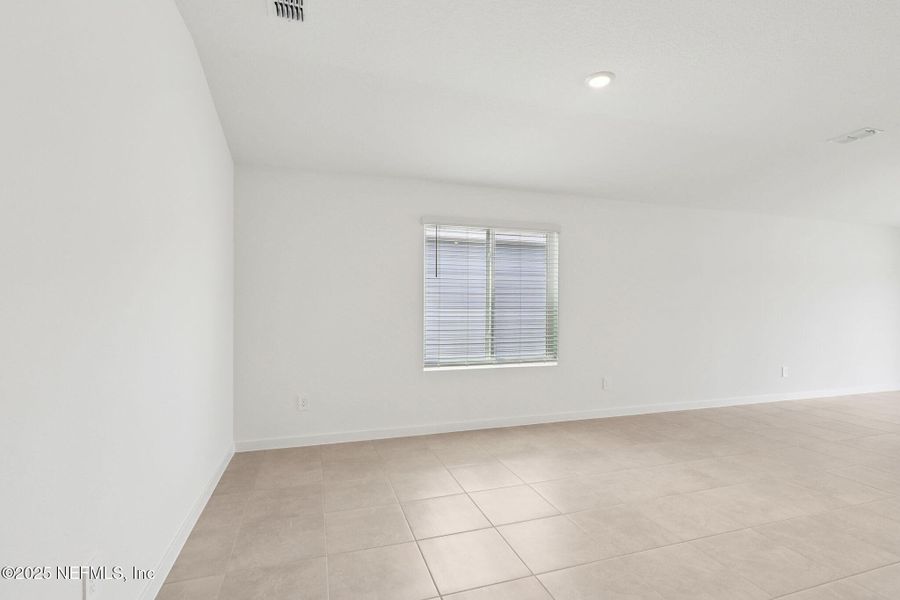 Spacious, unfurnished interior of a new home in Azalea Creek, Jacksonville (Image 24).