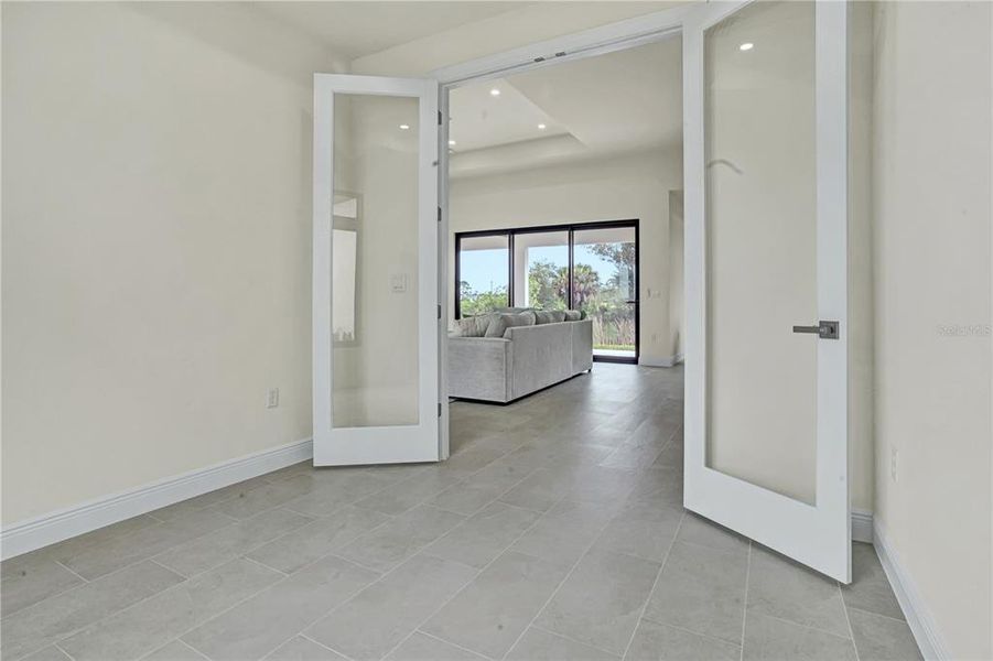 Spacious, unfurnished interior of a new home in , Cape Coral (Image 43).