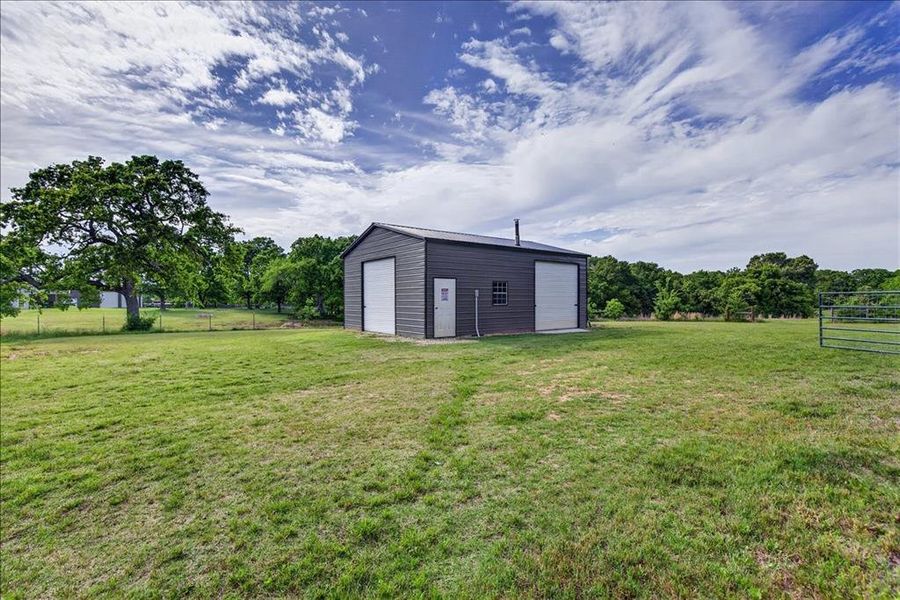 Exterior details and patio area of a home in , Athens (Image 24).