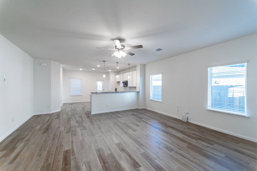 Spacious, unfurnished interior of a new home in Cielo, Conroe (Image 13).
