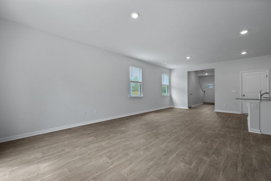 Spacious, unfurnished interior of a new home in Carolina Groves, Moncks Corner (Image 18).