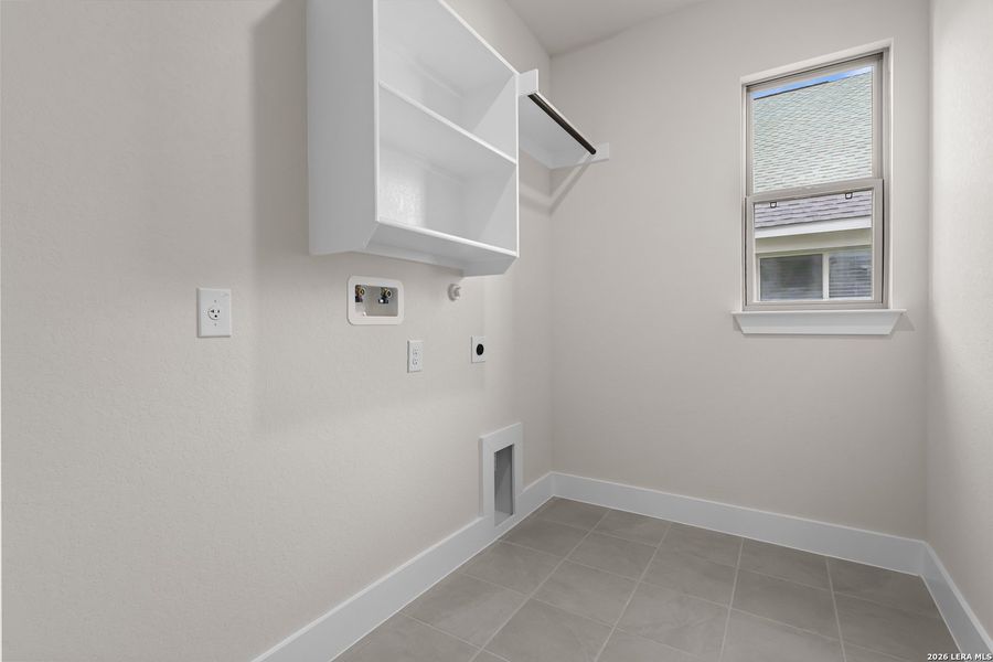 Spacious, unfurnished interior of a new home in Nopal Valley, San Antonio (Image 28).
