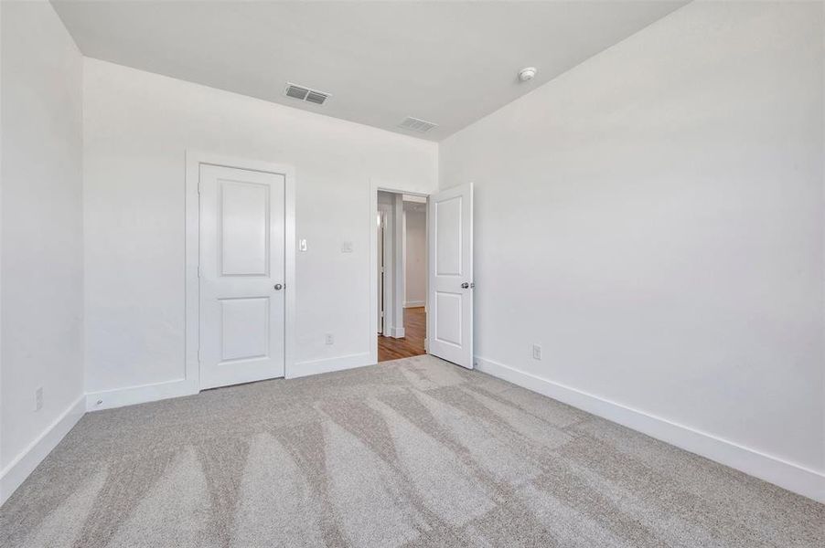 Spacious, unfurnished interior of a new home in Chaparral Park, Oak Point (Image 30).