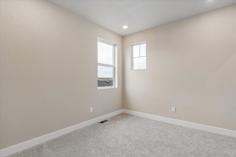 Spacious, unfurnished interior of a new home in Aspen Meadows-4, Colorado Springs (Image 26).