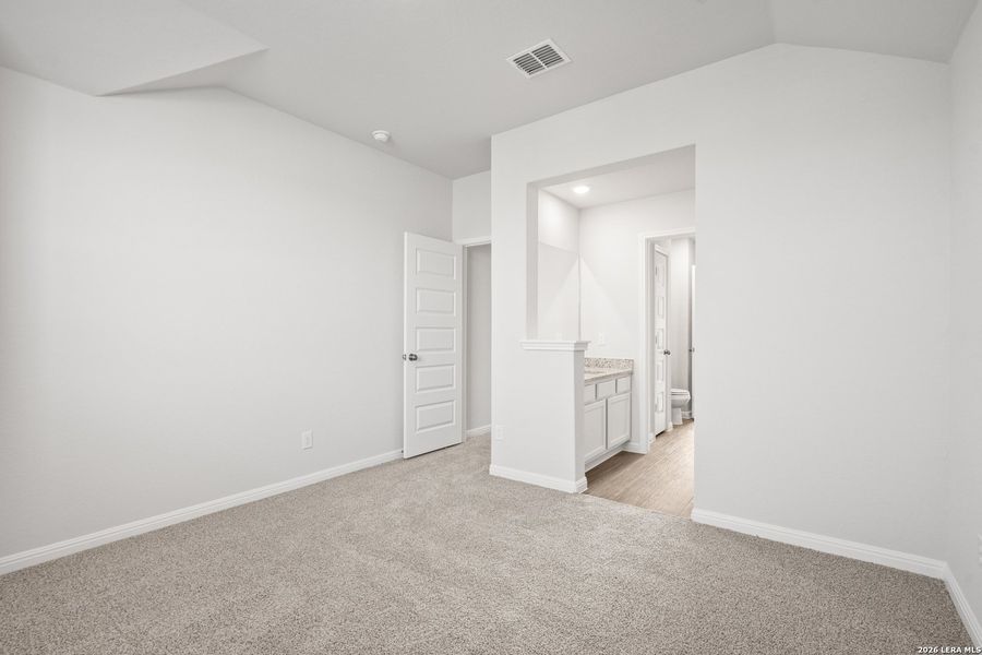 Spacious, unfurnished interior of a new home in Cinco Lakes, San Antonio (Image 20).