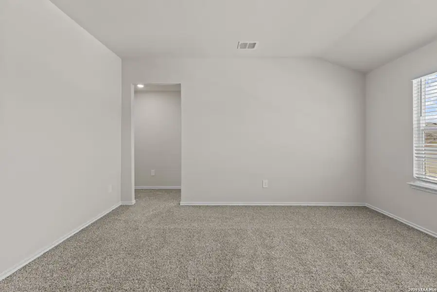 Spacious, unfurnished interior of a new home in Laurel Vistas, San Antonio (Image 18).