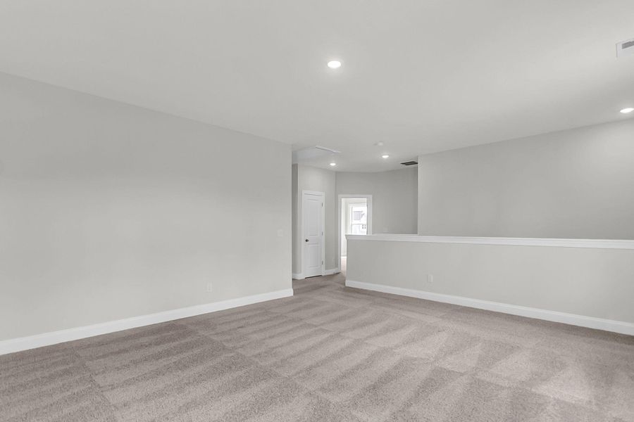 Spacious, unfurnished interior of a new home in Tidewater at Lakes of Cane Bay, Summerville (Image 10).