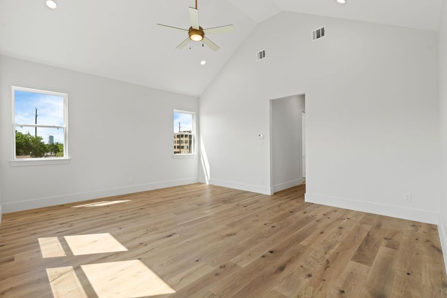 Spacious, unfurnished interior of a new home in , Houston (Image 14).