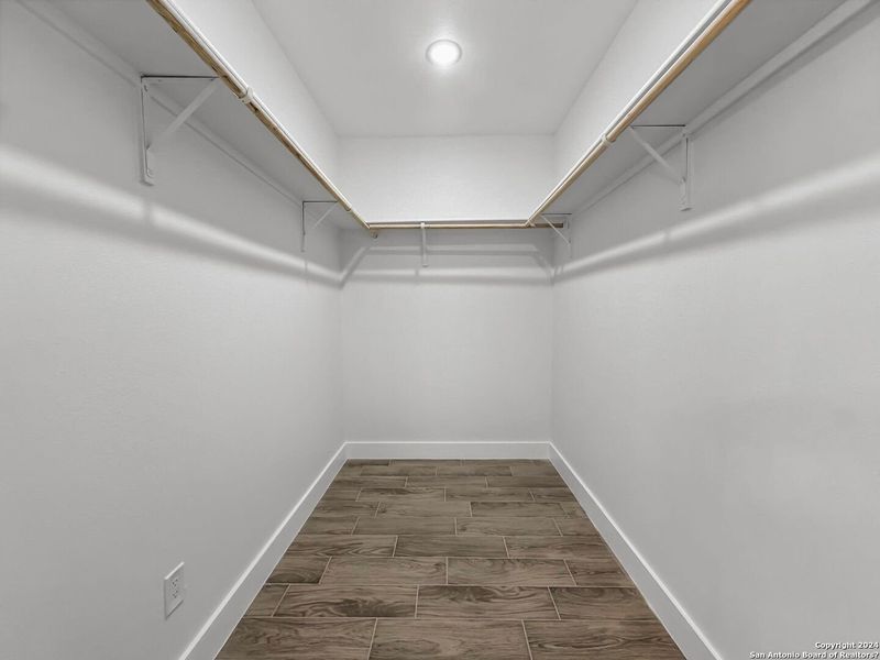 Spacious, unfurnished interior of a new home in , Blanco (Image 12).