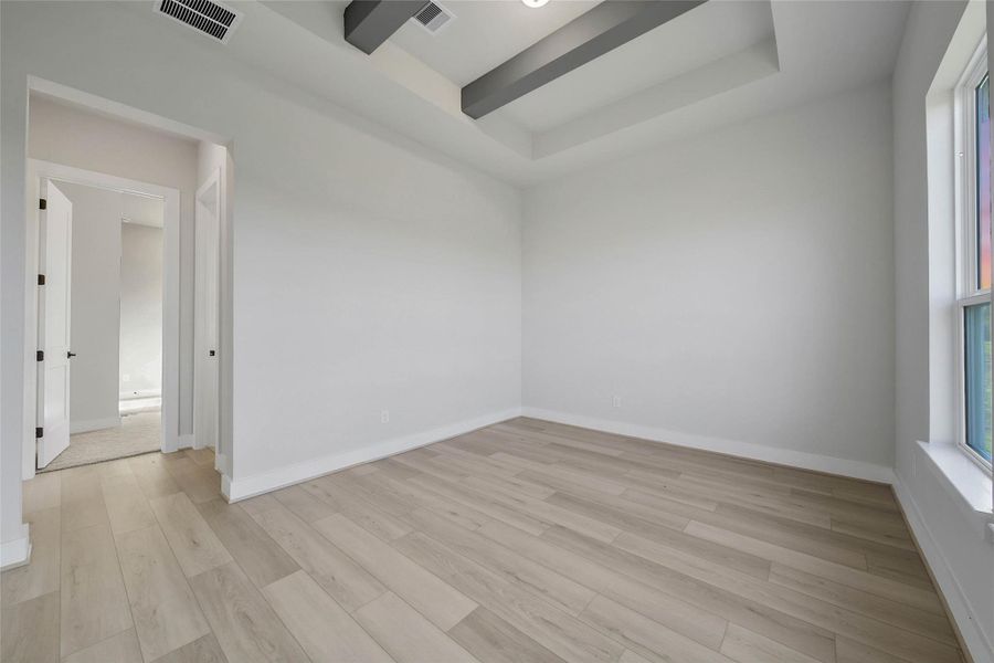 Spacious, unfurnished interior of a new home in Magnolia Bend, Rosharon (Image 39).