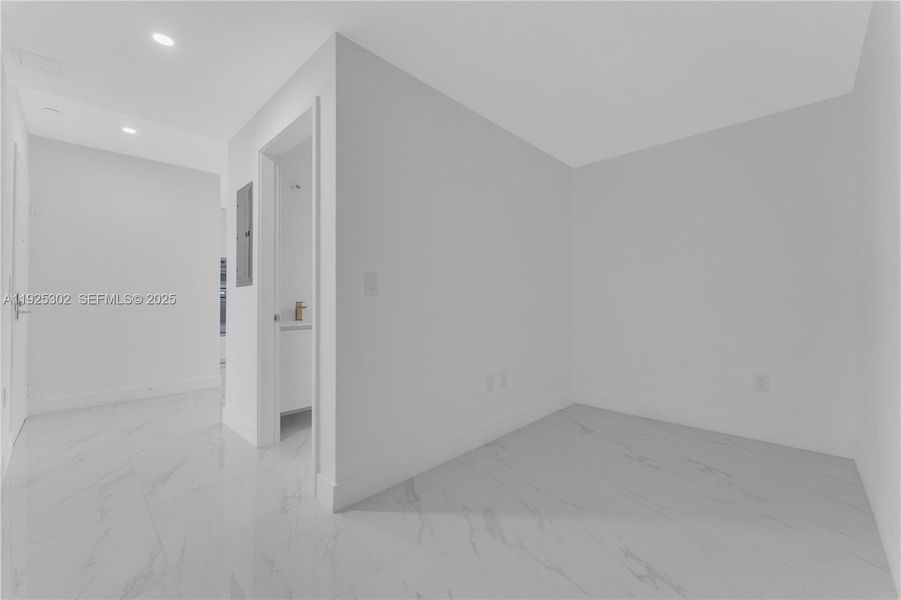 Spacious, unfurnished interior of a new home in Aria Reserve, Miami (Image 43).