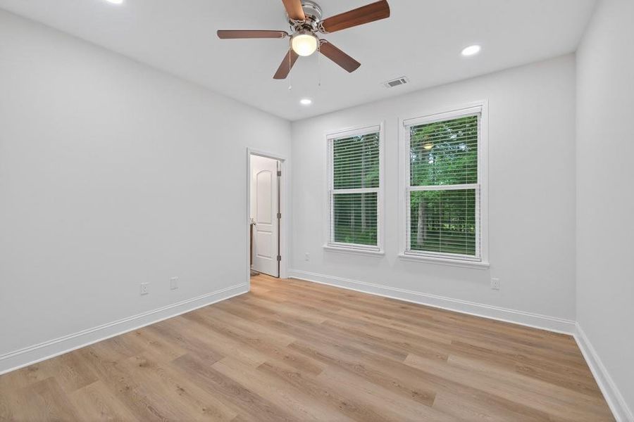 Spacious, unfurnished interior of a new home in , Oxford (Image 67).