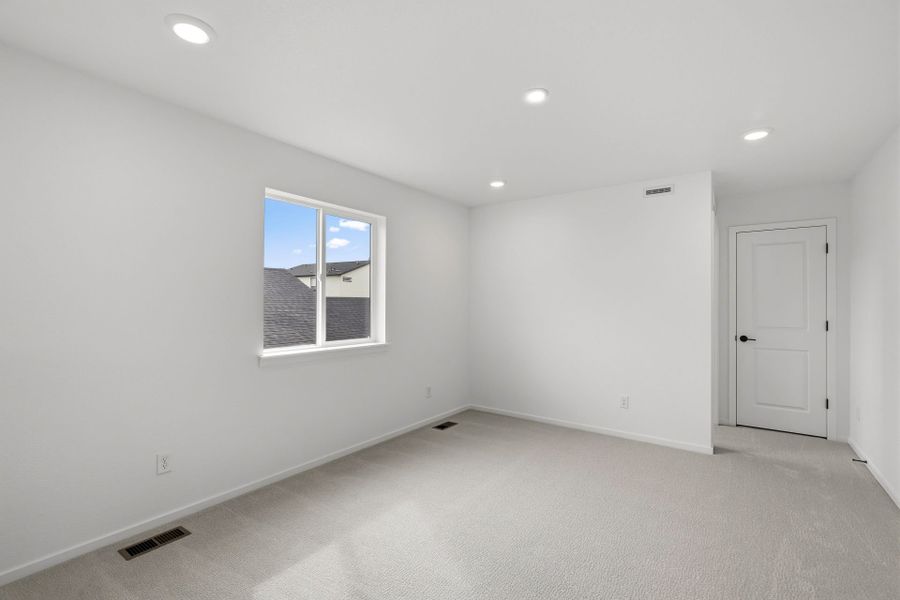 Spacious, unfurnished interior of a new home in Harvest Crossing, Aurora (Image 17).