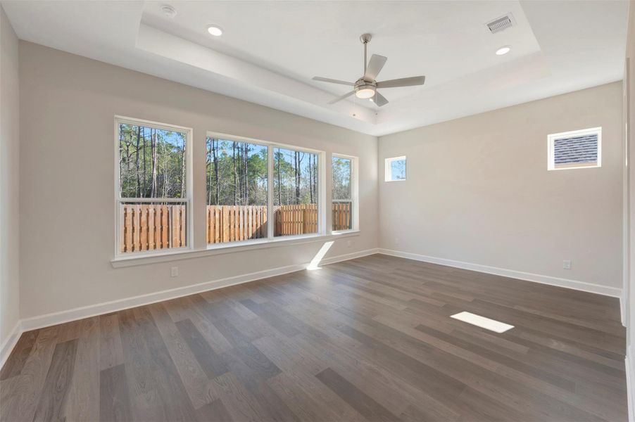 Oversized Master suite with treyed ceiling and low maintenance laminate floors!